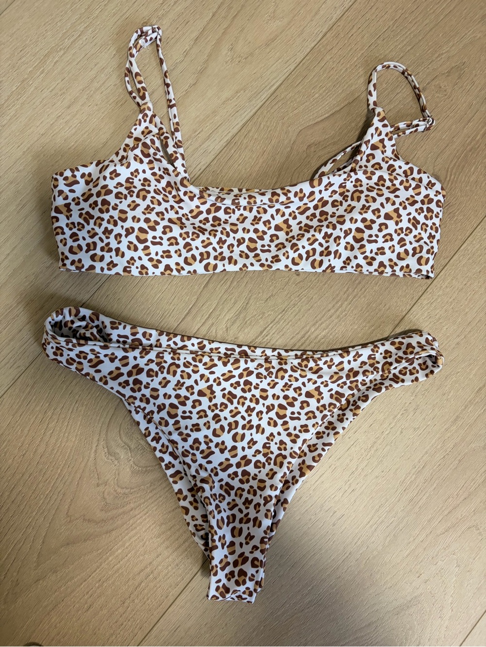 Bikini - Picture 1 of 2
